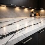 آشپزخانه با کابینت زمینی و دیواری تیره و صفحه کابینت کورین روشن با رگه‌های مشکی بلند