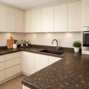 کابینت‌های کرم روشن با صفحه کابینت کورین قهوه‌ای تیره با دانه‌های کرم در آشپزخانه مدرن